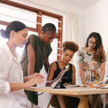 4_women_working